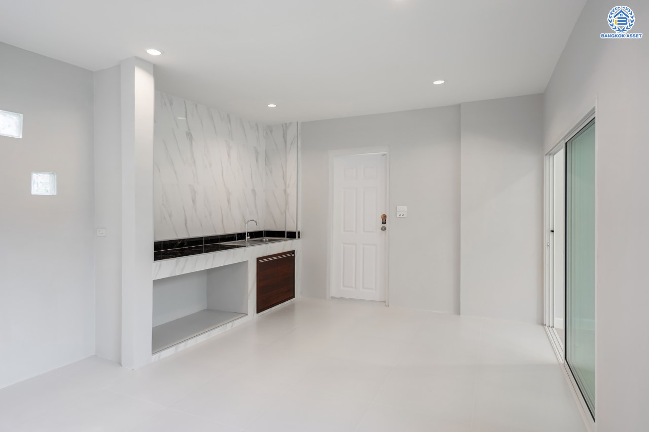 บ้านมือสองตกแต่งใหม่ คุณภาพแบรนด์ LH ม.ชลลดา บางบัวทอง เนื้อที่ 62 ตร.ว. ตกแต่งหรูหรา ฟังก์ชันจัดเต็ม 3 ห้องนอน 2 ห้องน้ำ จอดรถได้ 2 คัน พร้อม Facilities ครบ! บนทำเลคุณภาพ เชื่อมต่อได้หลายเส้นทาง ใกล้เซ็นทรัลเวสต์เกต และรถไฟฟ้า "สถานีบางพลู"